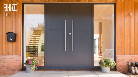 Which color should you choose for your entrance door based on its direction? (Pinterest)
