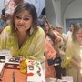 মেয়ে এবং কাছের বন্ধুবান্ধবদের নিয়ে জন্মদিন পালন করতে দেখা গেল কনীনিকাকে।