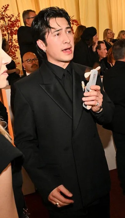 Star Hudson Williams stole the spotlight at the 2026 Oscars red carpet by turning a simple portable fan into a high-fashion statement Star Hudson Williams stole the spotlight at the 2026 Oscars red carpet by turning a simple portable fan into a high-fashion statement