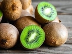 With kiwi becoming less affordable, Sandhya Pandey advises Indian consumers to seek local, seasonal fruits that offer similar health benefits. (Freepik)