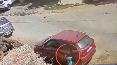 গাড়ির ভেতর আটকে দুই বোনের মৃত্যু (সৌজন্যে টুইটার)