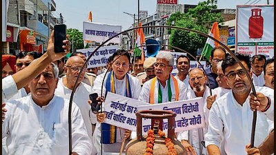MP Randeep Singh Surjewala, and Haryana Congress chief Rao Narendra Singh, among other Congress workers during a protest in Kaithal on Friday. (HT Photo) MP Randeep Singh Surjewala, and Haryana Congress chief Rao Narendra Singh, among other Congress workers during a protest in Kaithal on Friday. (HT Photo)