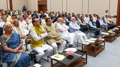 ম্যারাথন বৈঠকে মন্ত্রীদের ‘ভবিষ্যতে’র বার্তা PM মোদীর (X/@narendramodi) ম্যারাথন বৈঠকে মন্ত্রীদের ‘ভবিষ্যতে’র বার্তা PM মোদীর (X/@narendramodi)