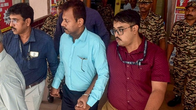 অভিযোগ, সন্দীর ঘোষের বাড়ির ছাদে অনুমতি ছাড়া অতিরিক্ত নির্মাণ করা হয়েছে এবং বাউন্ডারি ওয়াল বাড়িয়ে একটি ম্যানহোল ঢেকে দেওয়া হয়েছে। অভিযোগ, সন্দীর ঘোষের বাড়ির ছাদে অনুমতি ছাড়া অতিরিক্ত নির্মাণ করা হয়েছে এবং বাউন্ডারি ওয়াল বাড়িয়ে একটি ম্যানহোল ঢেকে দেওয়া হয়েছে।