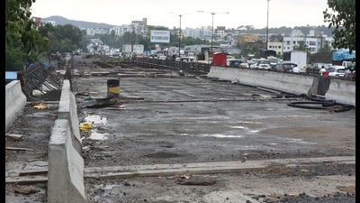 The long-pending expansion work of the Mutha River bridge on the Mumbai–Bengaluru Highway between Vadgaon and Warje has entered its final stage. (MAHENDRA KOLHE/ HT) The long-pending expansion work of the Mutha River bridge on the Mumbai–Bengaluru Highway between Vadgaon and Warje has entered its final stage. (MAHENDRA KOLHE/ HT)