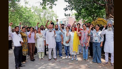 With complaints related to power cuts, low voltage, and transformer faults, the department is struggling to manage the growing workload. (HT Photo) With complaints related to power cuts, low voltage, and transformer faults, the department is struggling to manage the growing workload. (HT Photo)