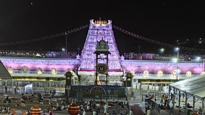 <p>వేసవి కాలం సెలవులు కావడంతో కలియుగ వైకుంఠం తిరుమల క్షేత్రానికి భక్తుల రాక పోటెత్తింది. శ్రీవారి దర్శనార్థం దేశ విదేశాల నుంచి తరలివస్తున్న యాత్రికుల సంఖ్య రోజురోజుకు రికార్డు స్థాయిలో పెరుగుతోంది. ఈ నేపథ్యంలో తిరుమలలో ఊహించని విధంగా భక్తుల రద్దీ నెలకొంది.</p> <p>వేసవి కాలం సెలవులు కావడంతో కలియుగ వైకుంఠం తిరుమల క్షేత్రానికి భక్తుల రాక పోటెత్తింది. శ్రీవారి దర్శనార్థం దేశ విదేశాల నుంచి తరలివస్తున్న యాత్రికుల సంఖ్య రోజురోజుకు రికార్డు స్థాయిలో పెరుగుతోంది. ఈ నేపథ్యంలో తిరుమలలో ఊహించని విధంగా భక్తుల రద్దీ నెలకొంది.</p>