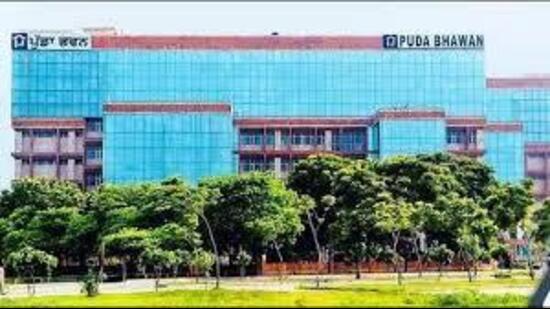 During the searches, ED officials recovered ₹21 lakh allegedly thrown from the ninth floor of Western Towers in Kharar by persons linked to the accused. (HT File)
