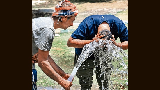 The maximum temperature in Gautam Budh Nagar on May 22 was 41.4°C, while the minimum temperature settled at 27.3°C. (Sunil Ghosh / HT Photo)