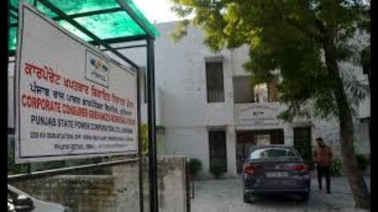 The workers also urged PSPCL authorities to stop assigning HT line work to assistant linemen during probation, terming the practice illegal and unsafe. (HT File)