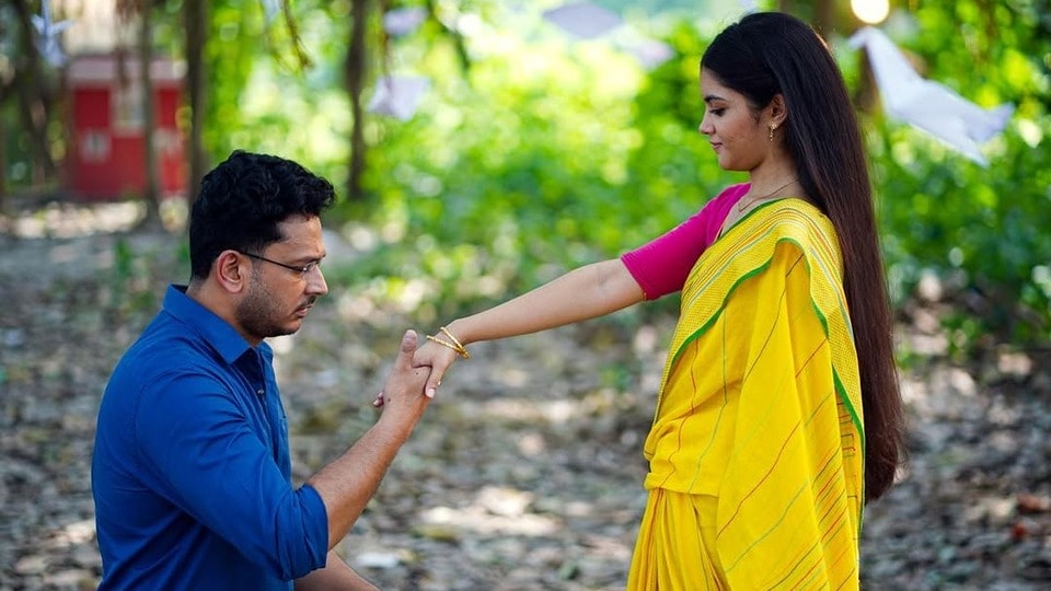 কনে দেখা আলো-য় লাজু ও অনুভব।