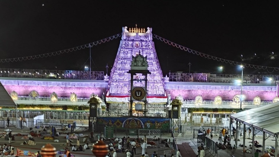 <p>వేసవి కాలం సెలవులు కావడంతో కలియుగ వైకుంఠం తిరుమల క్షేత్రానికి భక్తుల రాక పోటెత్తింది. శ్రీవారి దర్శనార్థం దేశ విదేశాల నుంచి తరలివస్తున్న యాత్రికుల సంఖ్య రోజురోజుకు రికార్డు స్థాయిలో పెరుగుతోంది. ఈ నేపథ్యంలో తిరుమలలో ఊహించని విధంగా భక్తుల రద్దీ నెలకొంది.</p>