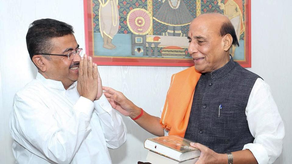 West Bengal chief minister Suvendu Adhikari met defence minister Rajnath Singh (@BJP4Bengal) West Bengal chief minister Suvendu Adhikari met defence minister Rajnath Singh (@BJP4Bengal)