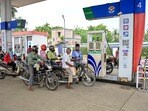 దేశంలోనే అత్యధికంగా హైదరాబాద్‌లో పెట్రోల్ ధరలు: ఢిల్లీలో తక్కువ.. ఎందుకీ భారీ తేడా?