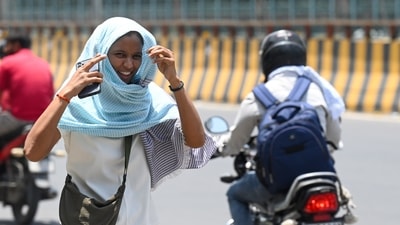 Commuter wrap themselves with cloth to shield themselves from scorching heat. (Sunil Ghosh / Hindustan Times) Commuter wrap themselves with cloth to shield themselves from scorching heat. (Sunil Ghosh / Hindustan Times)