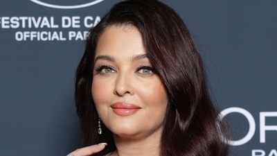 Aishwarya's glam was remarkable while not being overwhelming. She opted for glossy pink finish on her lips, rouge-tinted cheeks, beaming highlighter, and featheredbrows.&nbsp; (vogueindia/Instagram)