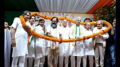 Congress leader Brijendra Singh, Haryana Congress chief Rao Narender Singh, and other party leaders during the culmination ceremony of the yatra in Rohtak on Saturday. (HT Photo) Congress leader Brijendra Singh, Haryana Congress chief Rao Narender Singh, and other party leaders during the culmination ceremony of the yatra in Rohtak on Saturday. (HT Photo)