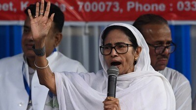 খুশির ইদ পালনের সময় রেড রোডে তৎকালীন মুখ্যমন্ত্রী মমতা বন্দ্যোপাধ্যায়। (ফাইল ছবি, সৌজন্যে সমীর জানা/হিন্দুস্তান টাইমস) খুশির ইদ পালনের সময় রেড রোডে তৎকালীন মুখ্যমন্ত্রী মমতা বন্দ্যোপাধ্যায়। (ফাইল ছবি, সৌজন্যে সমীর জানা/হিন্দুস্তান টাইমস)