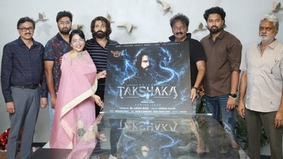 విశ్వంభర డైరెక్టర్ సోదరుడు కృష్ణ దర్శకత్వంలో తక్షక- పోస్టర్ లాంచ్ చేసిన వీవీ వినాయక్- హీరోగా నిర్మాత కుమారుడు! విశ్వంభర డైరెక్టర్ సోదరుడు కృష్ణ దర్శకత్వంలో తక్షక- పోస్టర్ లాంచ్ చేసిన వీవీ వినాయక్- హీరోగా నిర్మాత కుమారుడు!