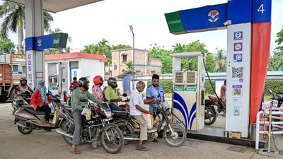 దేశంలోనే అత్యధికంగా హైదరాబాద్లో పెట్రోల్ ధరలు: ఢిల్లీలో తక్కువ.. ఎందుకీ భారీ తేడా? దేశంలోనే అత్యధికంగా హైదరాబాద్లో పెట్రోల్ ధరలు: ఢిల్లీలో తక్కువ.. ఎందుకీ భారీ తేడా?