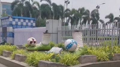 যুবভারতীর সামনে পড়ে থাকল শুধু পা ও ফুটবল। যুবভারতীর সামনে পড়ে থাকল শুধু পা ও ফুটবল।