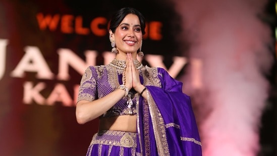పెద్ది కి ఆవాజ్ ఈవెంట్లో జాన్వీ కపూర్ (x)