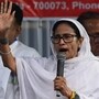 খুশির ইদ পালনের সময় রেড রোডে তৎকালীন মুখ্যমন্ত্রী মমতা বন্দ্যোপাধ্যায়। (ফাইল ছবি, সৌজন্যে সমীর জানা/হিন্দুস্তান টাইমস)