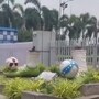 যুবভারতীর সামনে পড়ে থাকল শুধু পা ও ফুটবল।