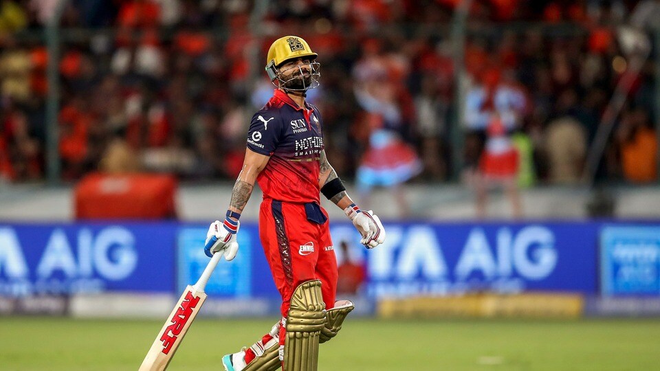 <p><strong>వివాదానికి కారణం ఏంటి?- </strong>ఆర్సీబీ భారీ ఛేజింగ్‌కు దిగినప్పుడు విరాట్ కోహ్లీ క్రీజులో ఉన్న సమయంలో ఈ వివాదానికి బీజం పడినట్లు తెలుస్తోంది. ఈ సీజన్‌లో ట్రావిస్ హెడ్‌ని ఎస్‌ఆర్‌హెచ్ జట్టు కొన్నిసార్లు ఇంపాక్ట్ ప్లేయర్‌గా వాడుకుని సబ్‌స్టిట్యూట్ చేసింది. దీనిని మనసులో ఉంచుకుని కోహ్లీ క్రీజులో ఉన్నప్పుడు హెడ్‌ని ఉద్దేశించి.. తనకు "కొన్ని బంతులు బౌలింగ్ చేయాలని", అలాగే 'ఇంపాక్ట్ సబ్' వైపు సైగలు చేస్తూ స్లెడ్జింగ్‌కు దిగాడు. అయితే, ఈ మ్యాచ్‌లో కోహ్లీ ఎక్కువసేపు నిలబడలేకపోయాడు. కేవలం 11 బంతుల్లో 15 పరుగులు చేసి అవుట్ అయ్యాడు.</p>(ANI Pic Service)