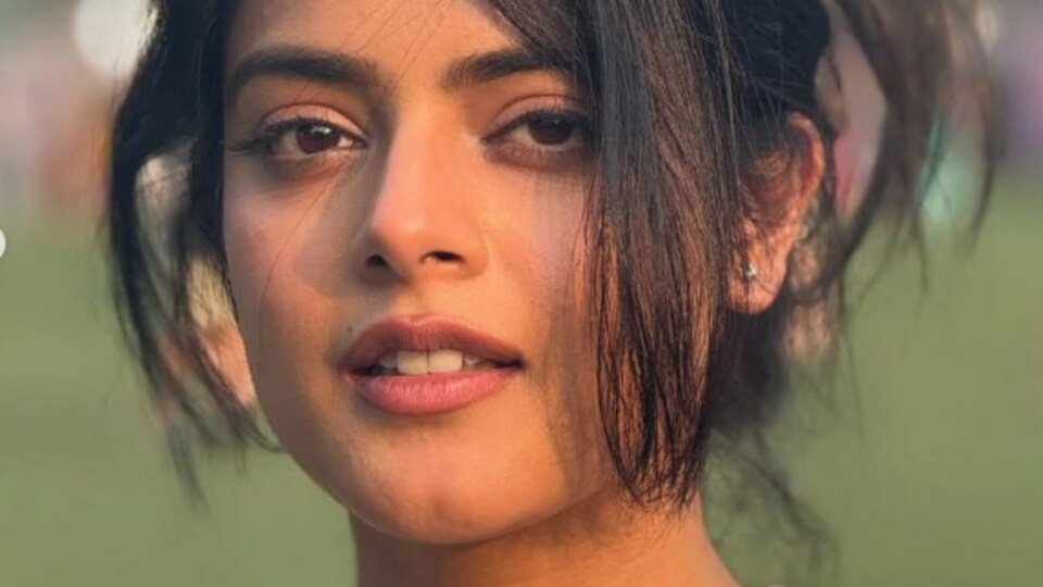 <p>వైట్ టాప్ లో, పింక్ స్కర్ట్ లో రిద్ది కుమార్ మెరిసిపోయింది. ఈ పిక్స్ సోషల్ మీడియాలో వైరల్ గా మారాయి. </p>(instagram-Riddhi Kumaar)