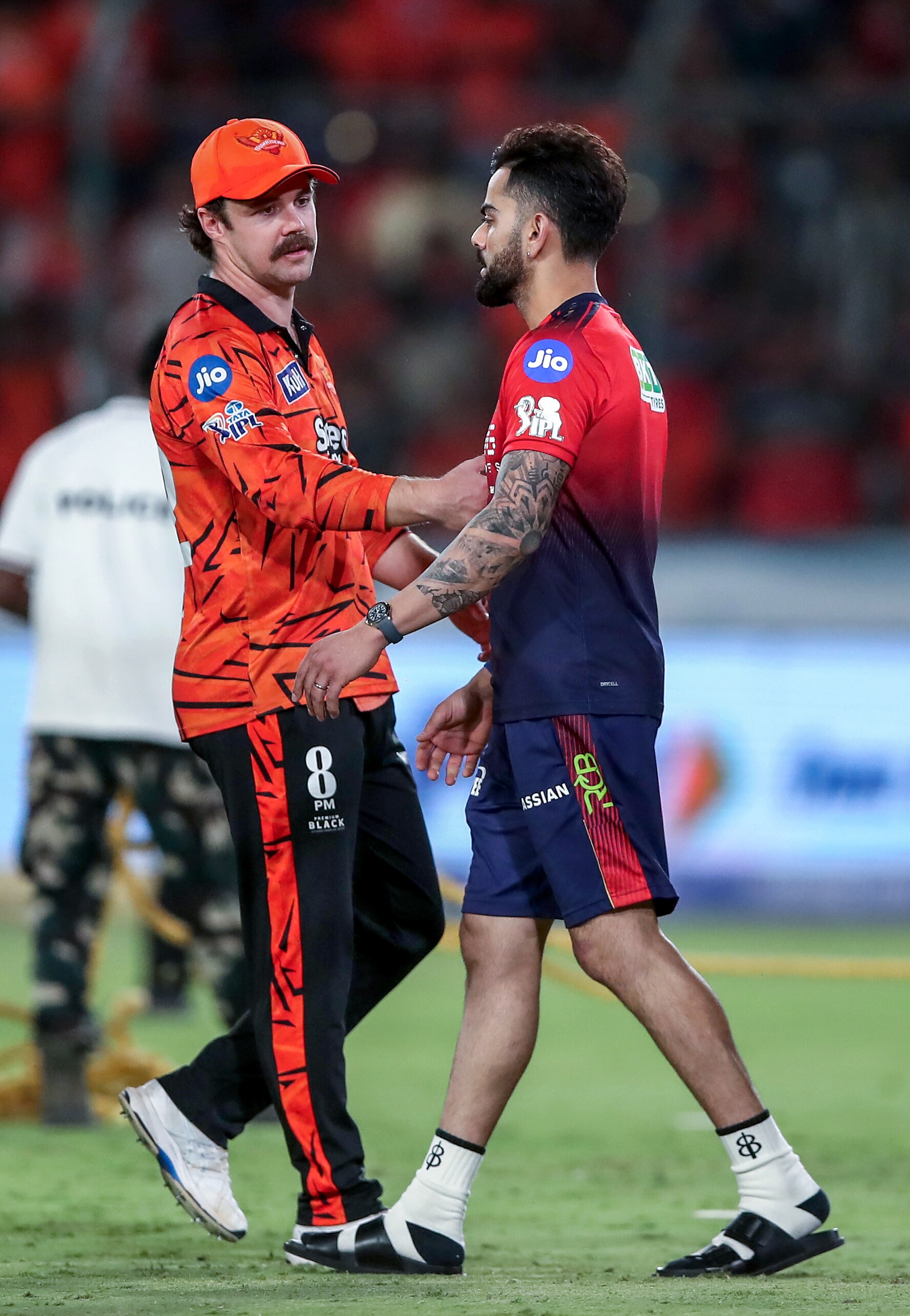 <p>మ్యాచ్ ముగిసిన తర్వాత సాంప్రదాయం ప్రకారం ఆటగాళ్లు పరస్పరం కరచాలనం చేసుకుంటారు. ఈ క్రమంలో విరాట్ కోహ్లీ ఎస్ఆర్హెచ్ కెప్టెన్ ప్యాట్ కమిన్స్తో నవ్వుతూ షేక్హ్యాండ్ ఇచ్చాడు. కానీ, అతని పక్కనే నిలబడి చేతిని చాచిన ట్రావిస్ హెడ్ను కోహ్లీ కనీసం కంటిచూపుతో కూడా చూడకుండా, పూర్తిగా విస్మరిస్తూ ముందుకు సాగిపోయాడు. కోహ్లీ ప్రవర్తనతో షాకైన హెడ్.. చేసేదేమీ లేక ముందుకెళిపోయాడు. దీనికి సంబంధించిన విజువల్స్ ఇప్పుడు సోషల్ మీడియాలో విపరీతంగా వైరల్ అవుతున్నాయి.</p> <p>మ్యాచ్ ముగిసిన తర్వాత సాంప్రదాయం ప్రకారం ఆటగాళ్లు పరస్పరం కరచాలనం చేసుకుంటారు. ఈ క్రమంలో విరాట్ కోహ్లీ ఎస్ఆర్హెచ్ కెప్టెన్ ప్యాట్ కమిన్స్తో నవ్వుతూ షేక్హ్యాండ్ ఇచ్చాడు. కానీ, అతని పక్కనే నిలబడి చేతిని చాచిన ట్రావిస్ హెడ్ను కోహ్లీ కనీసం కంటిచూపుతో కూడా చూడకుండా, పూర్తిగా విస్మరిస్తూ ముందుకు సాగిపోయాడు. కోహ్లీ ప్రవర్తనతో షాకైన హెడ్.. చేసేదేమీ లేక ముందుకెళిపోయాడు. దీనికి సంబంధించిన విజువల్స్ ఇప్పుడు సోషల్ మీడియాలో విపరీతంగా వైరల్ అవుతున్నాయి.</p>