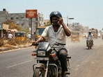 <p><strong>జీర్ణవ్యవస్థపై ఎండల ప్రభావం- </strong>శీతాకాలంతో పోలిస్తే వేసవిలో ఆహారం, నీటిలో బ్యాక్టీరియా (క్రిములు) చాలా వేగంగా వృద్ధి చెందుతాయి. దీనివల్ల ఆహారం త్వరగా చెడిపోతుంది. ఫలితంగా మోషన్స్), జ్వరం, కడుపునొప్పి, వాంతులు, కొన్నిసార్లు మలంలో రక్తం పడటం వంటి సమస్యలు ఈ కాలంలో బైక్ రైడర్లలో ఎక్కువగా కనిపిస్తాయి. రైడింగ్‌కు వెళ్లే ముందు ఎక్కువ నూనె, మసాలాలు ఉన్న భారీ ఆహారాన్ని అస్సలు తీసుకోకూడదు. తక్కువ కారంతో కూడిన తేలికపాటి భోజనం, వాటర్ కంటెంట్ ఎక్కువగా ఉండే పండ్లను తీసుకోవాలి.</p>