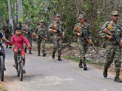 কোচবিহারের মেখলিগঞ্জে তিনবিঘা করিডর সংলগ্ন আন্তর্জাতিক সীমান্তে কাঁটাতারের বেড়া নির্মাণকে ঘিরে ফের উত্তেজনা তৈরি হয়েছে। প্রতীকী ছবি