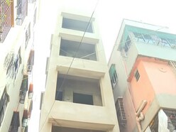সোনা পাপ্পুর এলাকা কসবাতেও অবৈধ বহুতল নির্মাণ নিয়ে অভিযান চালানো হয়।