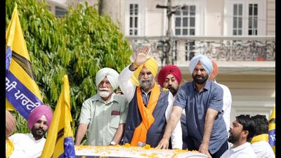 AAP leaders and workers during a rally in Mohali on Sunday. (HT Photo) AAP leaders and workers during a rally in Mohali on Sunday. (HT Photo)