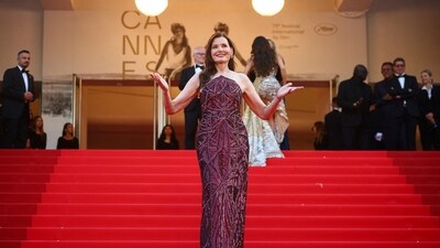 Geena Davis looked stunning in a strapless purple dress featuring a geometric pattern.&nbsp; (REUTERS)
