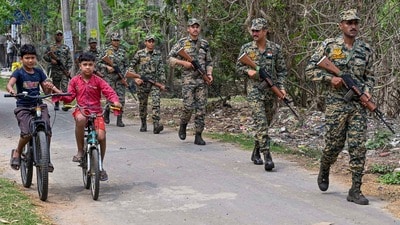 কোচবিহারের মেখলিগঞ্জে তিনবিঘা করিডর সংলগ্ন আন্তর্জাতিক সীমান্তে কাঁটাতারের বেড়া নির্মাণকে ঘিরে ফের উত্তেজনা তৈরি হয়েছে। প্রতীকী ছবি (PTI)