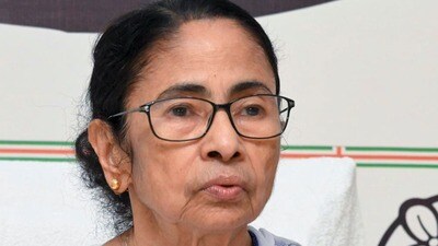 বিজেপি নেতা শুভেন্দু অধিকারীর কাছে ১৫ হাজারেরও বেশি ভোটে পরাজিত হয়েছেন মমতা (Handout) বিজেপি নেতা শুভেন্দু অধিকারীর কাছে ১৫ হাজারেরও বেশি ভোটে পরাজিত হয়েছেন মমতা (Handout)