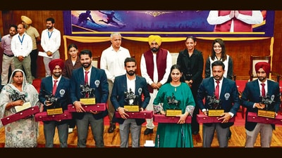 Punjab chief minister Bhagwant Mann in a group picture with ICC Women’s World Cup-winning captain Harmanpreet Kaur, her team member Harleen Deol, Amanjot Kaur, hockey Olympians and other athletes. (@BhagwantMann X) Punjab chief minister Bhagwant Mann in a group picture with ICC Women’s World Cup-winning captain Harmanpreet Kaur, her team member Harleen Deol, Amanjot Kaur, hockey Olympians and other athletes. (@BhagwantMann X)
