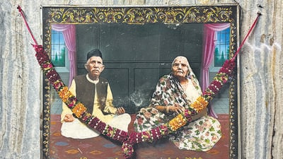 Shri Diwan Swaroop Lal and Shrimati Panno Devi gaze directly toward Ganga ji’s idol on the opposite wall. Shri Diwan Swaroop Lal and Shrimati Panno Devi gaze directly toward Ganga ji’s idol on the opposite wall.