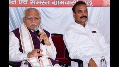 Union minister Manohar Lal Khattar addressing the gathering in Karnal on Sunday. (HT Photo)