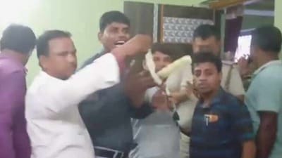 পূর্ব মেদিনীপুরের পটাশপুরে একটি পঞ্চায়েত অফিসকে ঘিরে তীব্র বিতর্ক তৈরি হয়েছে। পূর্ব মেদিনীপুরের পটাশপুরে একটি পঞ্চায়েত অফিসকে ঘিরে তীব্র বিতর্ক তৈরি হয়েছে।