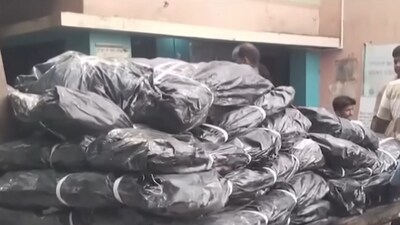 পশ্চিম মেদিনীপুরের ঘাটাল এলাকায় তৃণমূলের পার্টি অফিস ও এক কাউন্সিলরের বাড়ি থেকে বিপুল পরিমাণ সরকারি ত্রাণসামগ্রী উদ্ধার হয়েছে। পশ্চিম মেদিনীপুরের ঘাটাল এলাকায় তৃণমূলের পার্টি অফিস ও এক কাউন্সিলরের বাড়ি থেকে বিপুল পরিমাণ সরকারি ত্রাণসামগ্রী উদ্ধার হয়েছে।