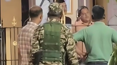 কলকাতা পুরসভার ১২৩ নম্বর ওয়ার্ডের কাউন্সিলর তথা ১৬ নম্বর বরোর চেয়ারম্যান সুদীপ পোল্লেকে গ্রেফতার করেছে ঠাকুরপুকুর থানার পুলিশ। কলকাতা পুরসভার ১২৩ নম্বর ওয়ার্ডের কাউন্সিলর তথা ১৬ নম্বর বরোর চেয়ারম্যান সুদীপ পোল্লেকে গ্রেফতার করেছে ঠাকুরপুকুর থানার পুলিশ।