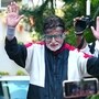 অমিতাভ দর্শনে গিয়ে বিপত্তি! ঘণ্টার পর ঘণ্টা গরমে ‘জলসা’র বাইরে, জ্ঞান হারাল ভক্ত(ANI video Grab)
