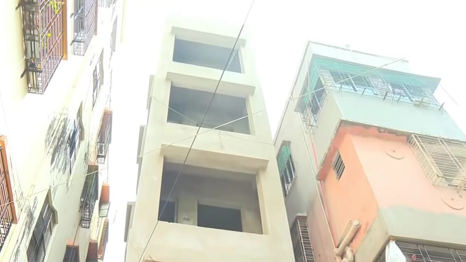 সোনা পাপ্পুর এলাকা কসবাতেও অবৈধ বহুতল নির্মাণ নিয়ে অভিযান চালানো হয়।
