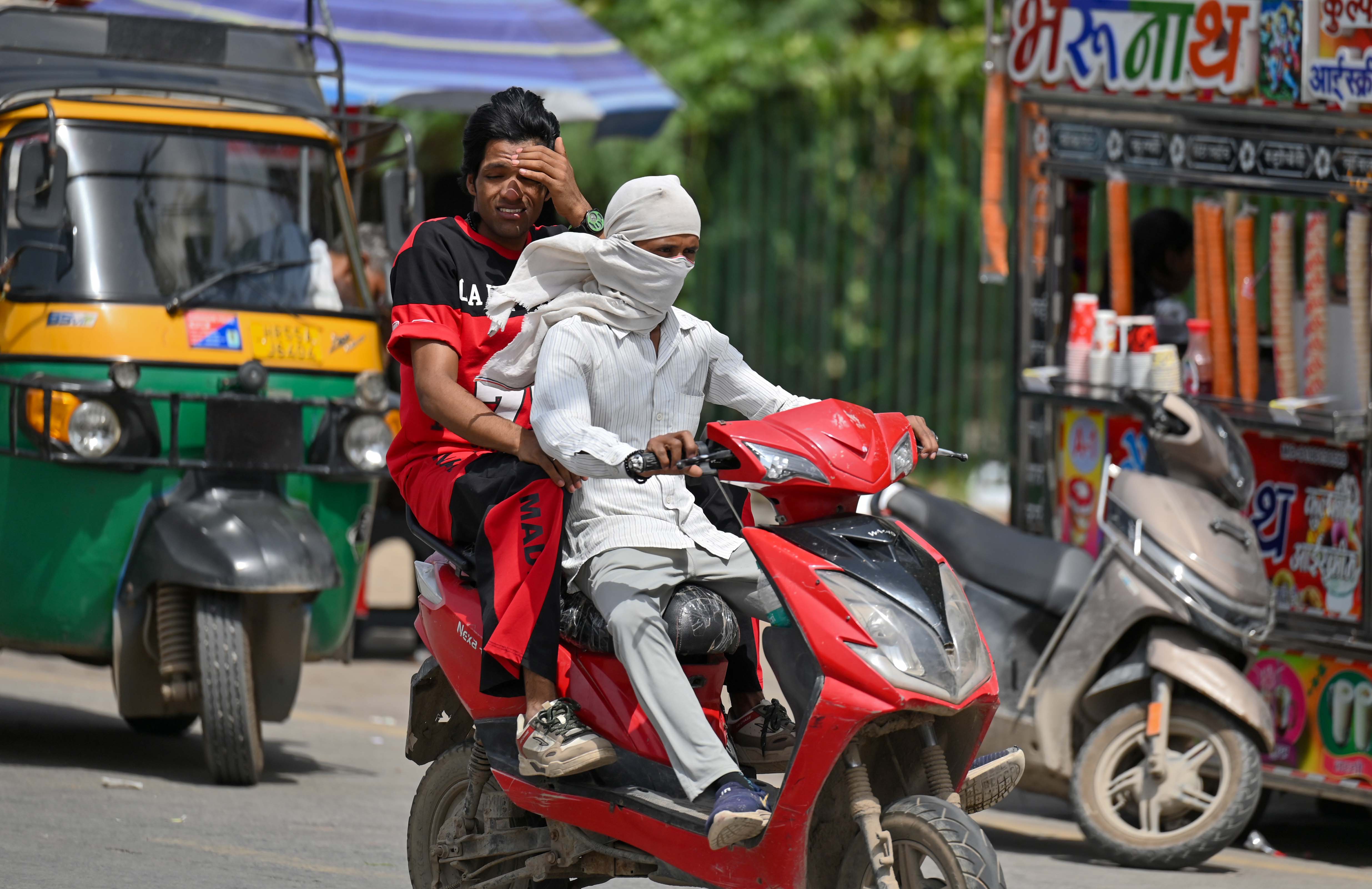 People seen covering their head and face with cloth to protect themselves from heatwave on a hot summer day in Delhi-NCR (HT Photos ) People seen covering their head and face with cloth to protect themselves from heatwave on a hot summer day in Delhi-NCR (HT Photos )