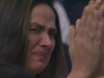 Ahana Deol broke down crying as Hema Malini accepted Dharmendra's Padma award. 