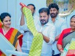 ఇందిరమ్మ చీరల డిజైన్లను పరిశీలిస్తున్న సీఎం రేవంత్ రెడ్డి