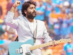 পাকিস্তানি শিল্পীদের ভারতে বয়কট করা নিয়ে প্রশ্ন তুললেন অরিজিৎ সিং। 